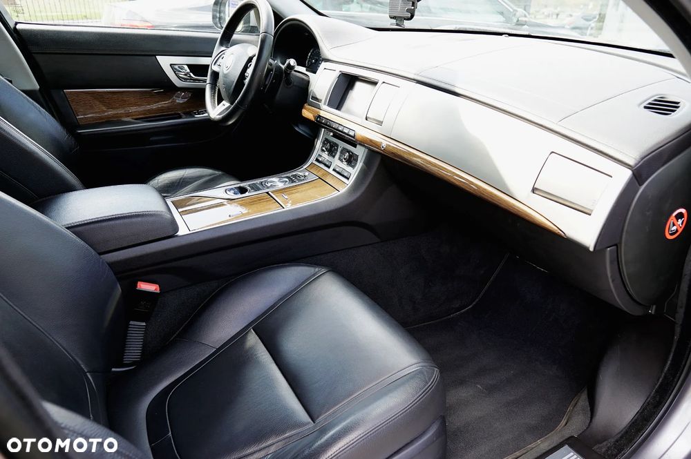 Jaguar XF 3.0 V6 D Luxury - 25