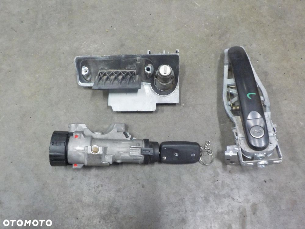 VW T6 STACYJKA  KLAMKA LEWA WKŁADKA TYŁ - 1