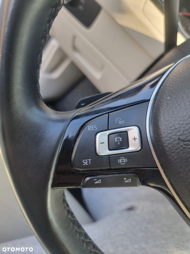 Volkswagen Passat - 11