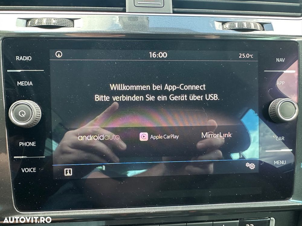 Volkswagen Golf 1.6 TDI Highline - 28