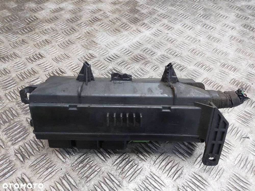 SKRZYNKA BEZPIECZNIKÓW PRZEKAŹNIKÓW ISUZU NQR70LL 4.8 - 3