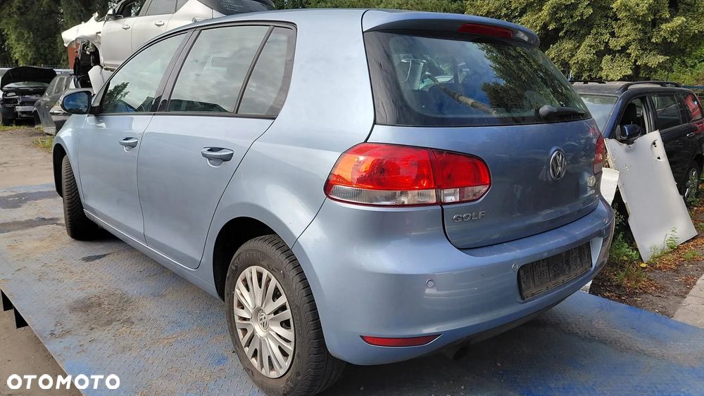 Na części: Volkswagen Golf  Rok 2011 Pojemność 1197 Moc 77 kw Benzyna - 6