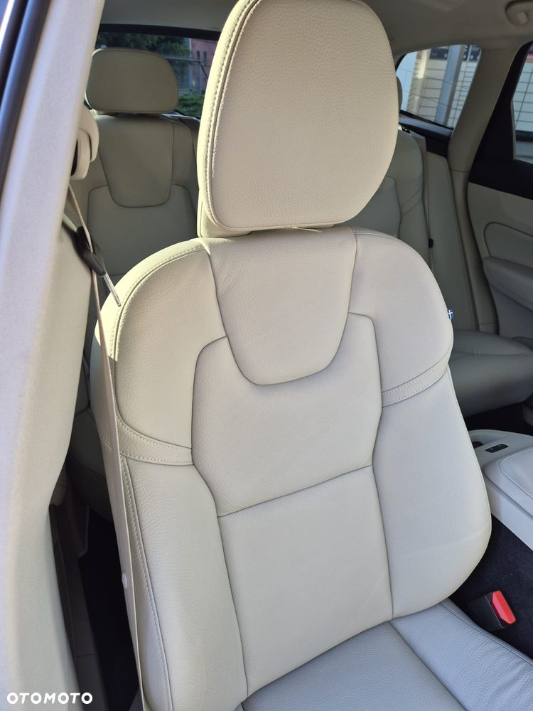 Volvo XC 60 B4 B Plus Dark - 18