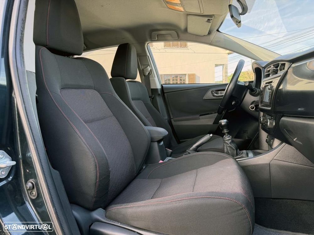 Toyota Auris 1.4 D-4D Exclusive - 25