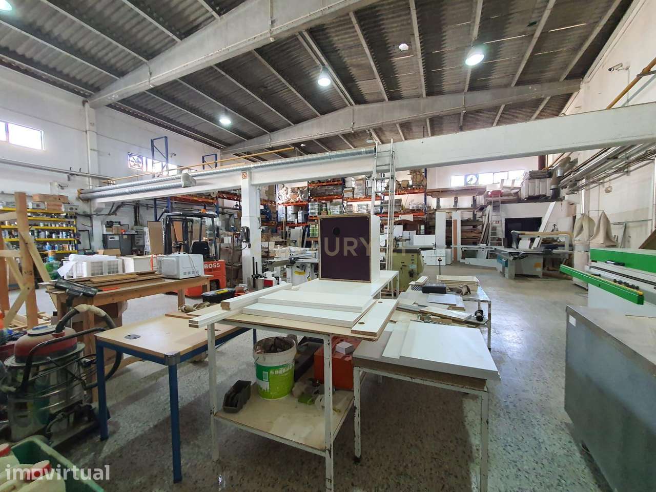Armazém inserido em lote de 966m2 e implantação de 404m2 no Parque Ind - Grande imagem: 4/18