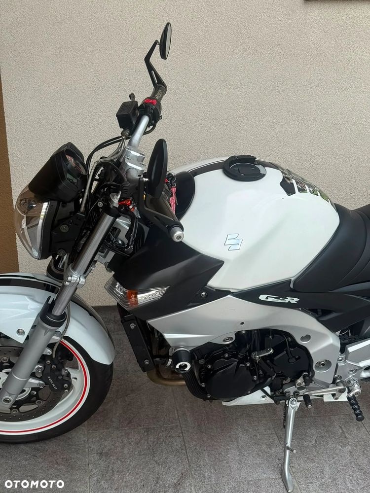 Suzuki GSR - 17