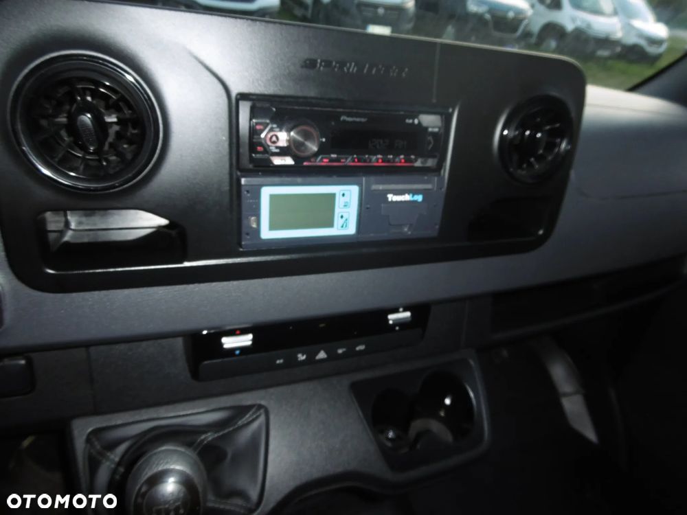 Mercedes-Benz Sprinter - 13