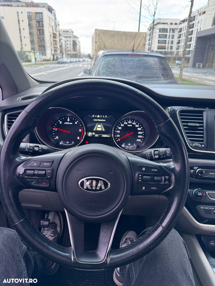 Kia Carnival - 17
