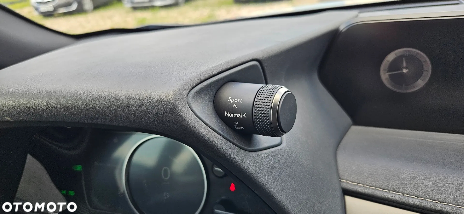 Lexus UX 250h - 33