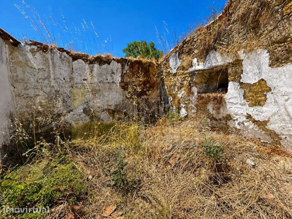 Ruína inserida em terreno urbano com 113m2 na Serreira- Sapataria. - Grande imagem: 2/17