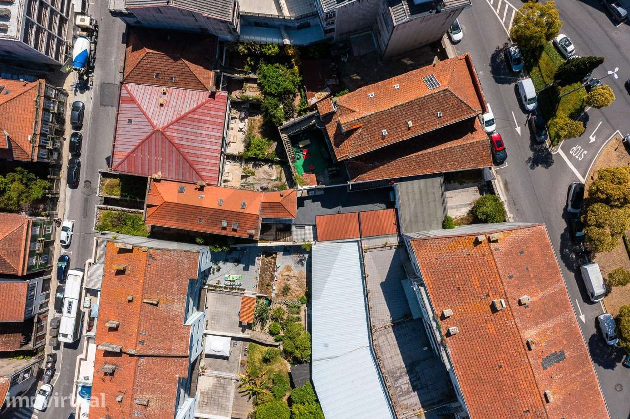 Moradia Burguesa Portuense com Jardim, Terraço e Elevado Potencial de - Grande imagem: 3/60