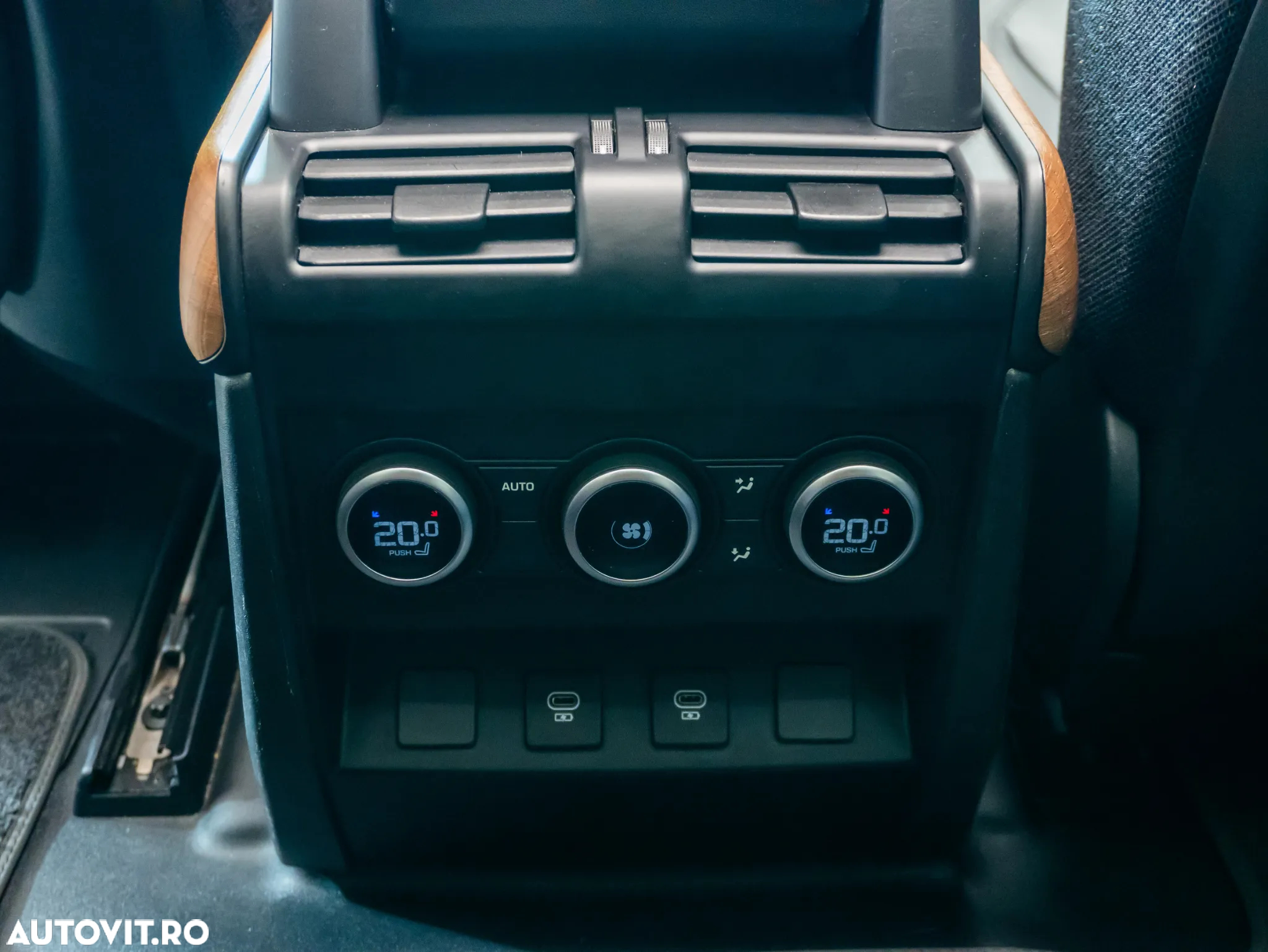 Land Rover Defender 90 3.0 P400 MHEV - 32