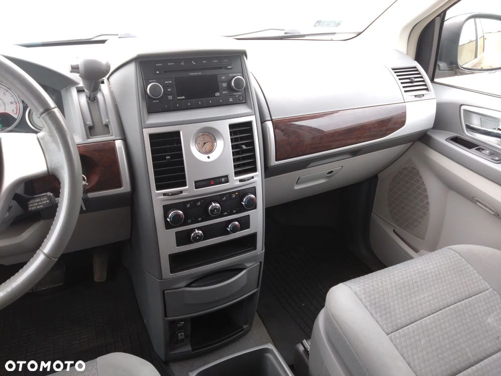 Chrysler Town & Country - 11