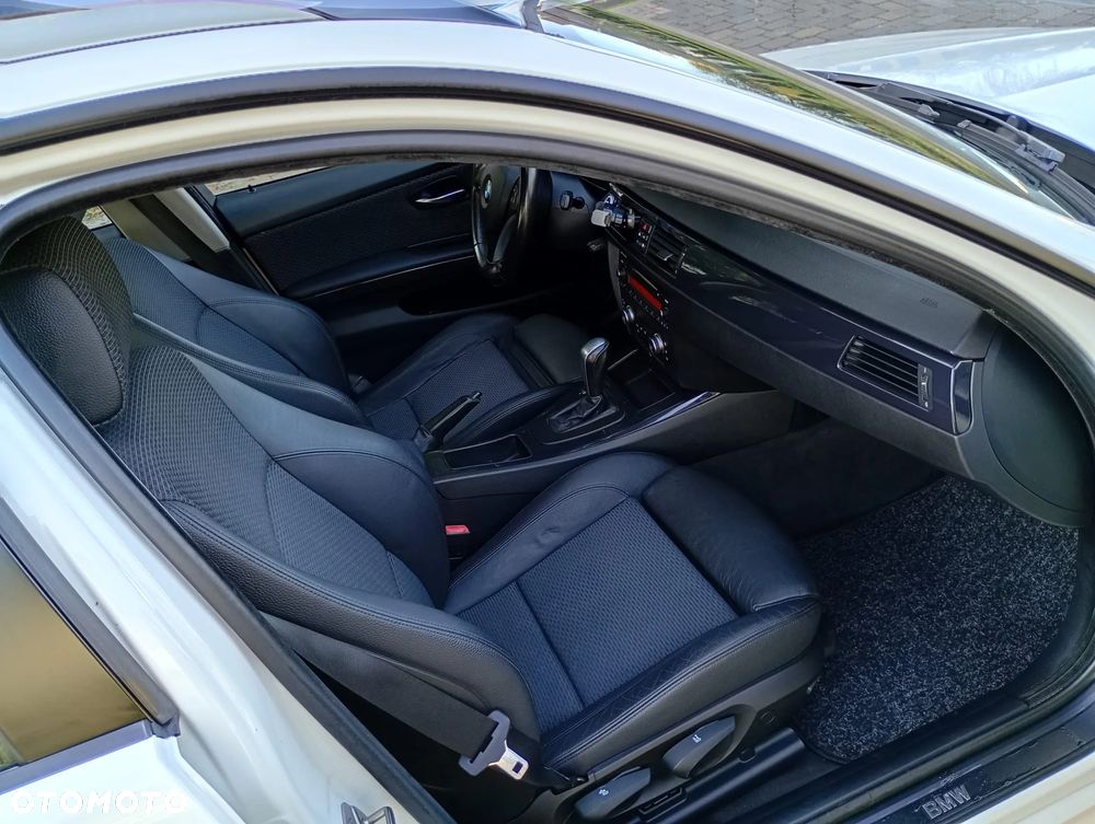 BMW Seria 3 320d xDrive DPF Touring - 30