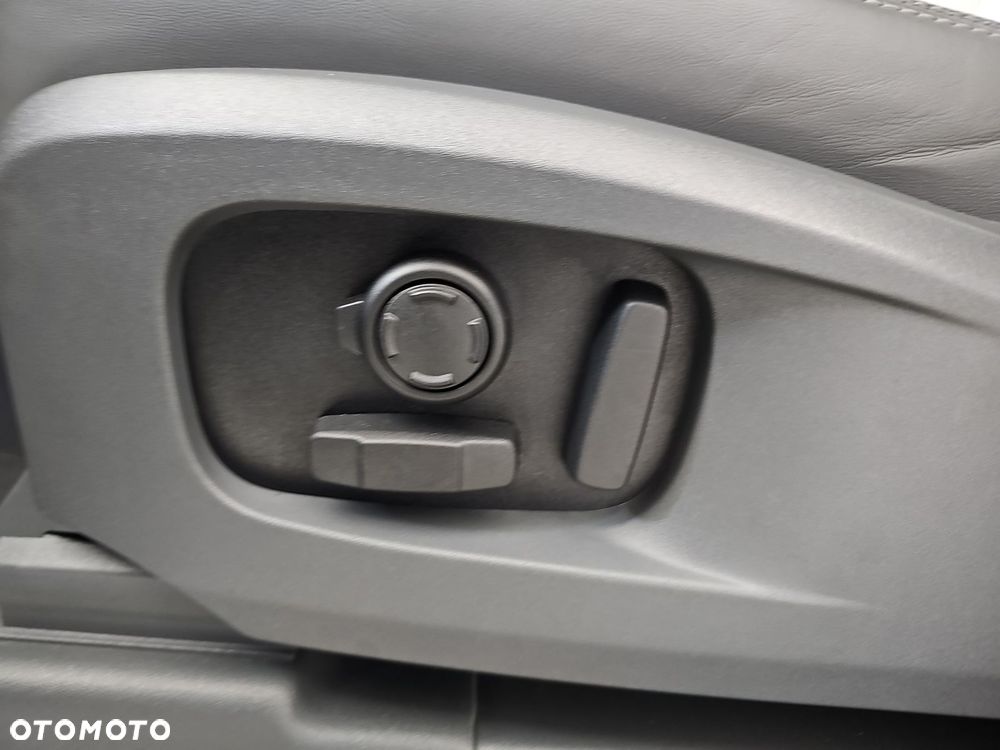 Land Rover Defender - 12