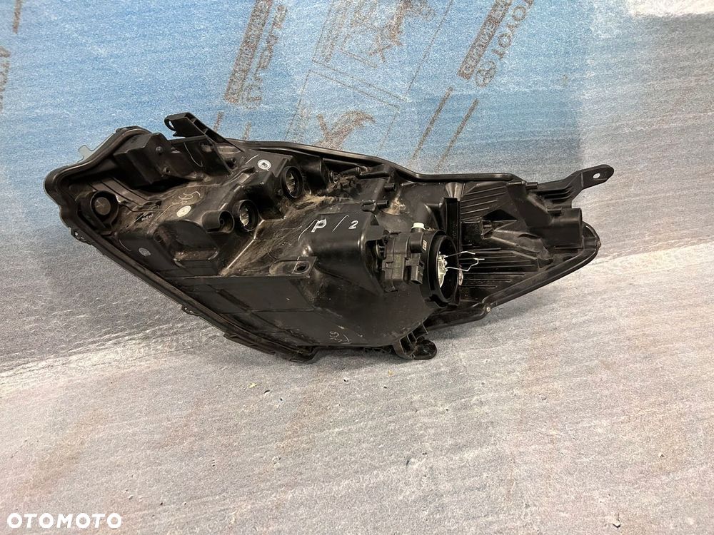 REFLEKTOR PRAWY TOYOTA YARIS III LIFT - 3