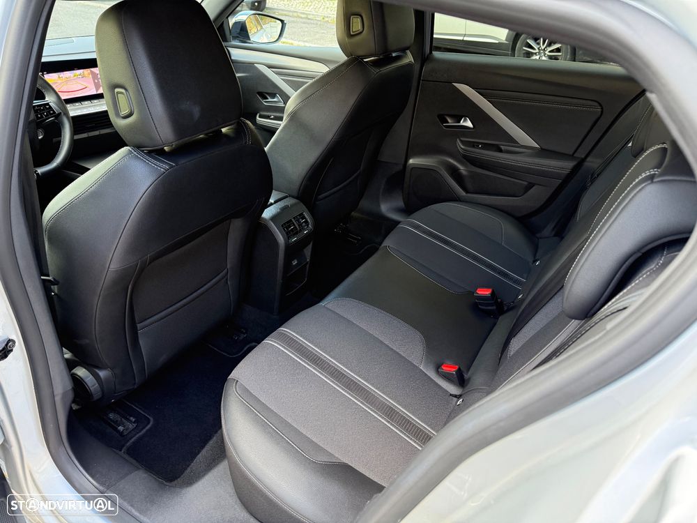 Opel Astra 1.2 T GS - 39