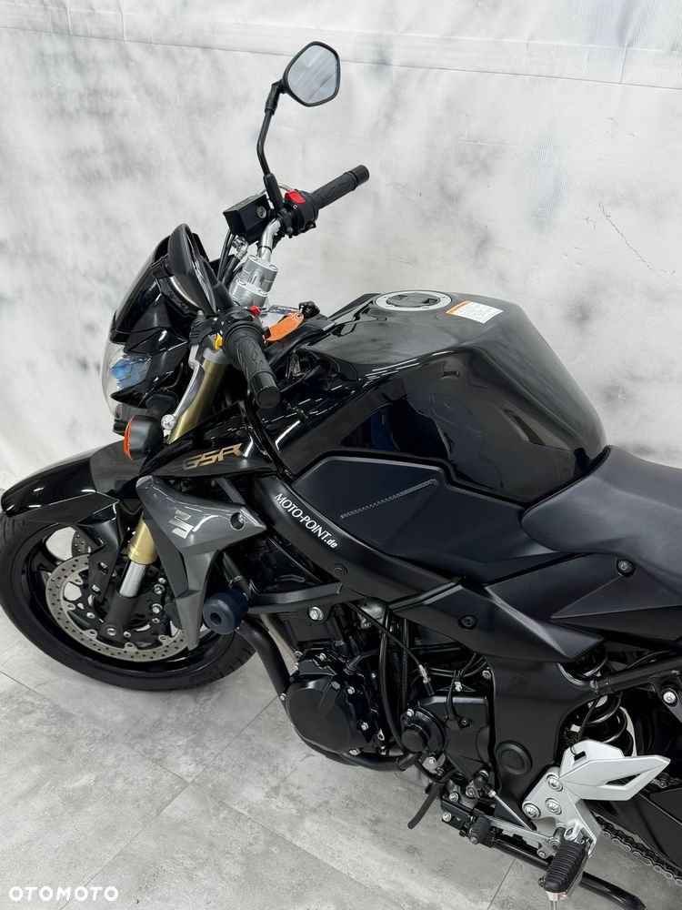 Suzuki GSR - 12
