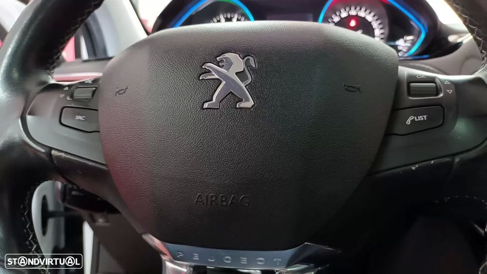 Peugeot 2008 1.2 PureTech Allure - 32
