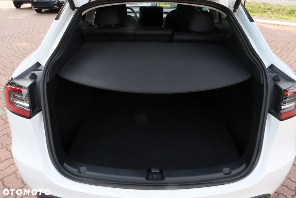 Tesla Y Long Range AWD - 17