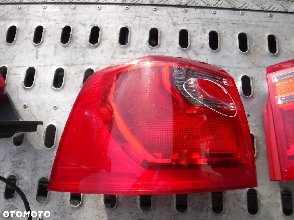 Seat Alhambra II 7N lampa tyl w blotnik lewa