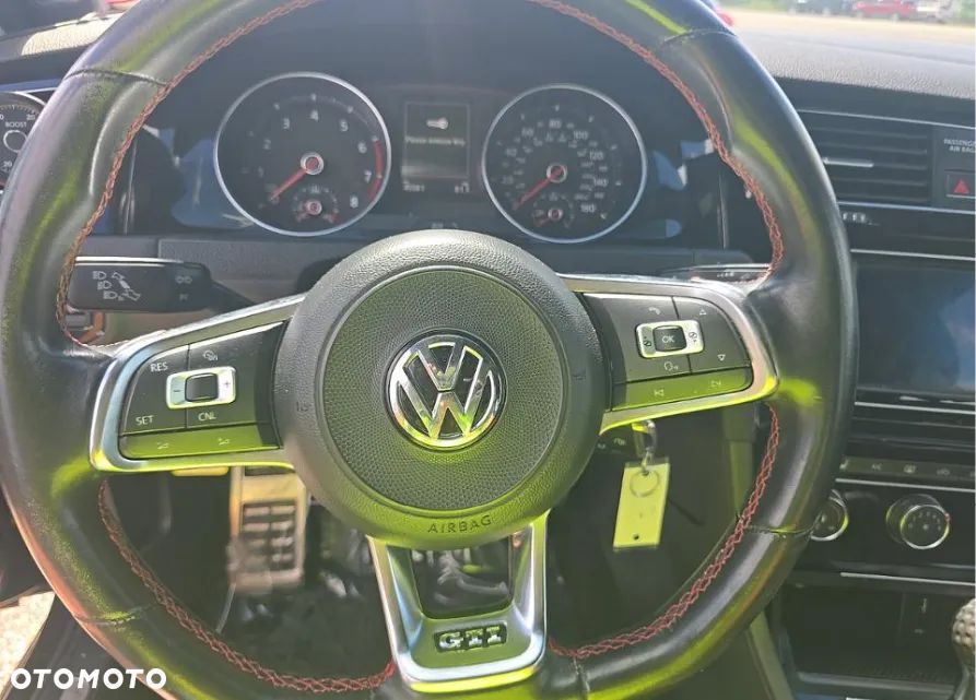 Volkswagen Golf - 8