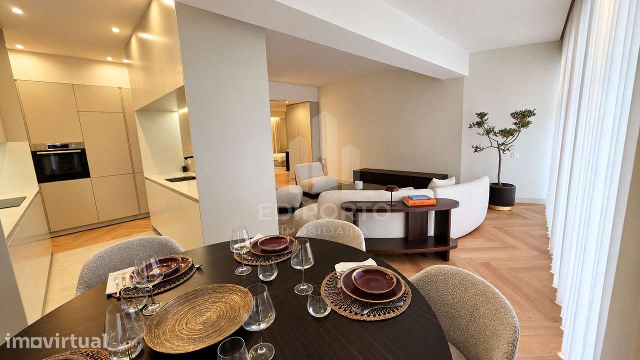APARTAMENTO COM 3 SUITES E VARANDA PRONTO A HABITAR CENTRO DO PORTO