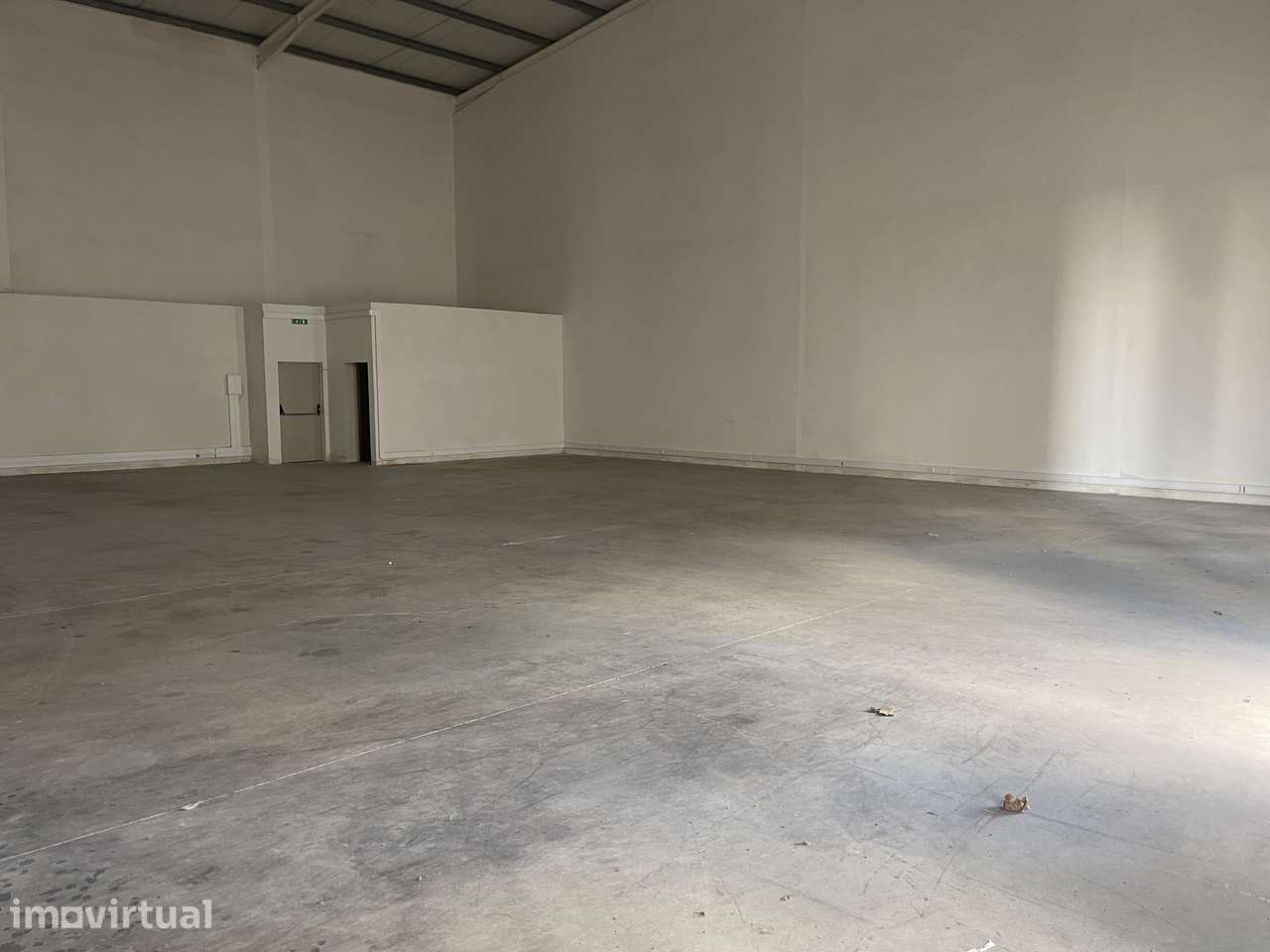 Armazém/comercial com 300m Arrendamento ou Venda IC2 /N1 Batalha - Grande imagem: 5/15