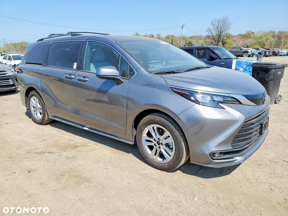 Toyota Sienna - 4