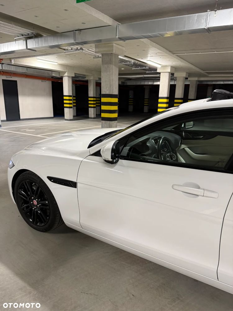 Jaguar XE 2.0 P250 R-Dynamic SE - 10