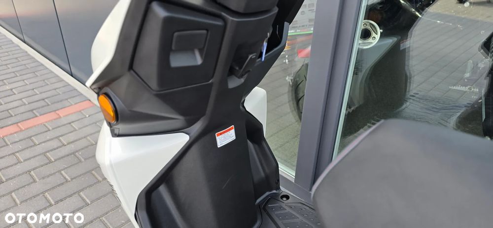 Suzuki Avenis - 34
