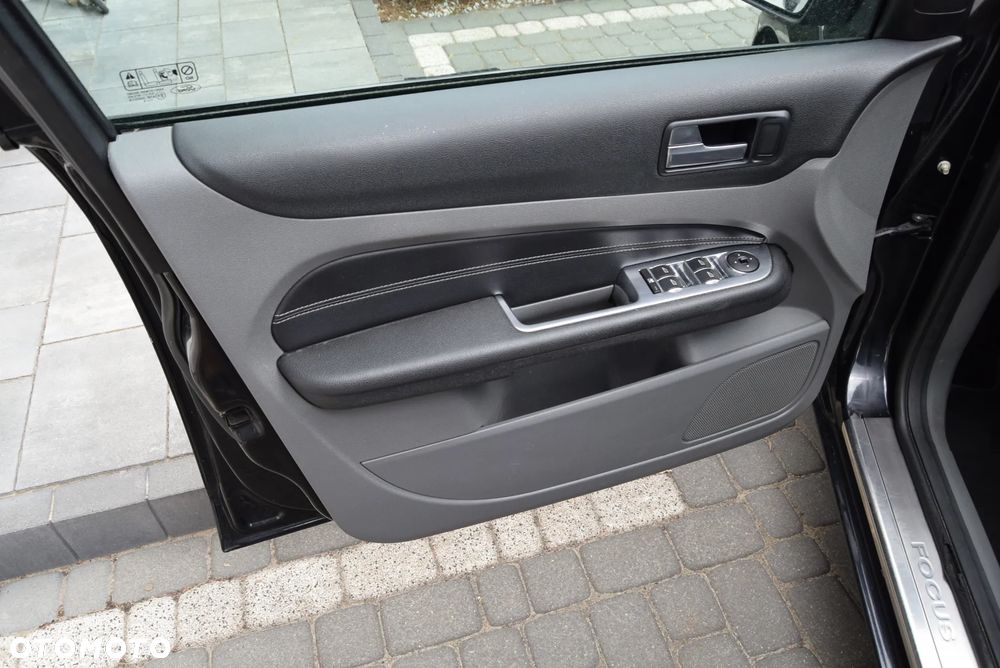 Ford Focus 2.0 TDCi DPF Ghia - 19