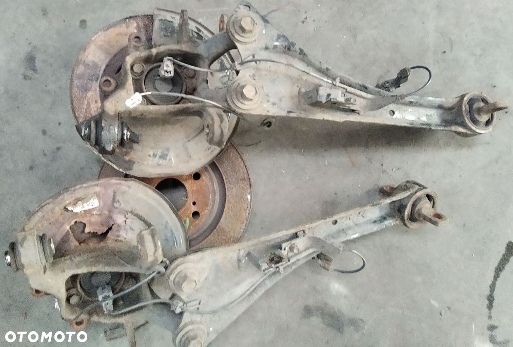 Toyota Avensis T27  wahacz tyl tylny prawy  lewa  piasta zwrotnica - 2
