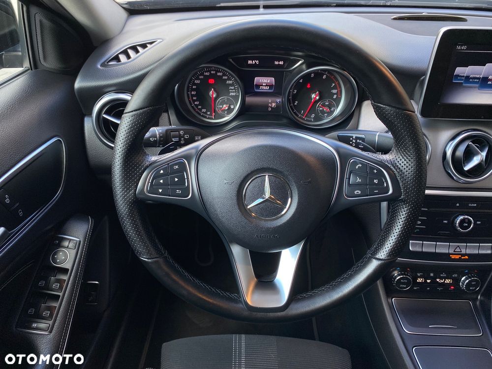 Mercedes-Benz GLA 200 7G-DCT Urban - 36