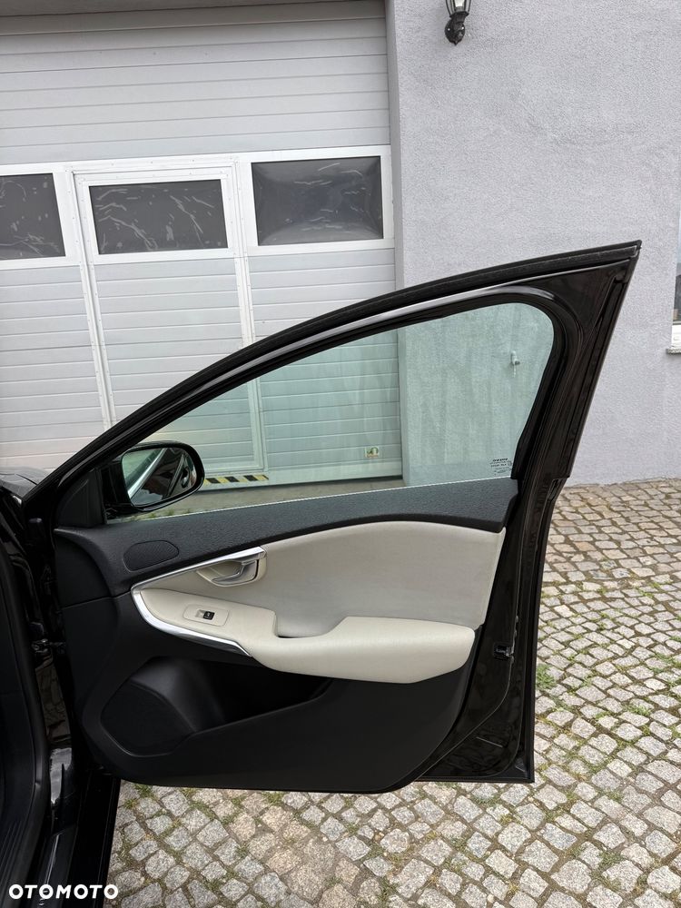 Volvo V40 D3 Geartronic Momentum - 24