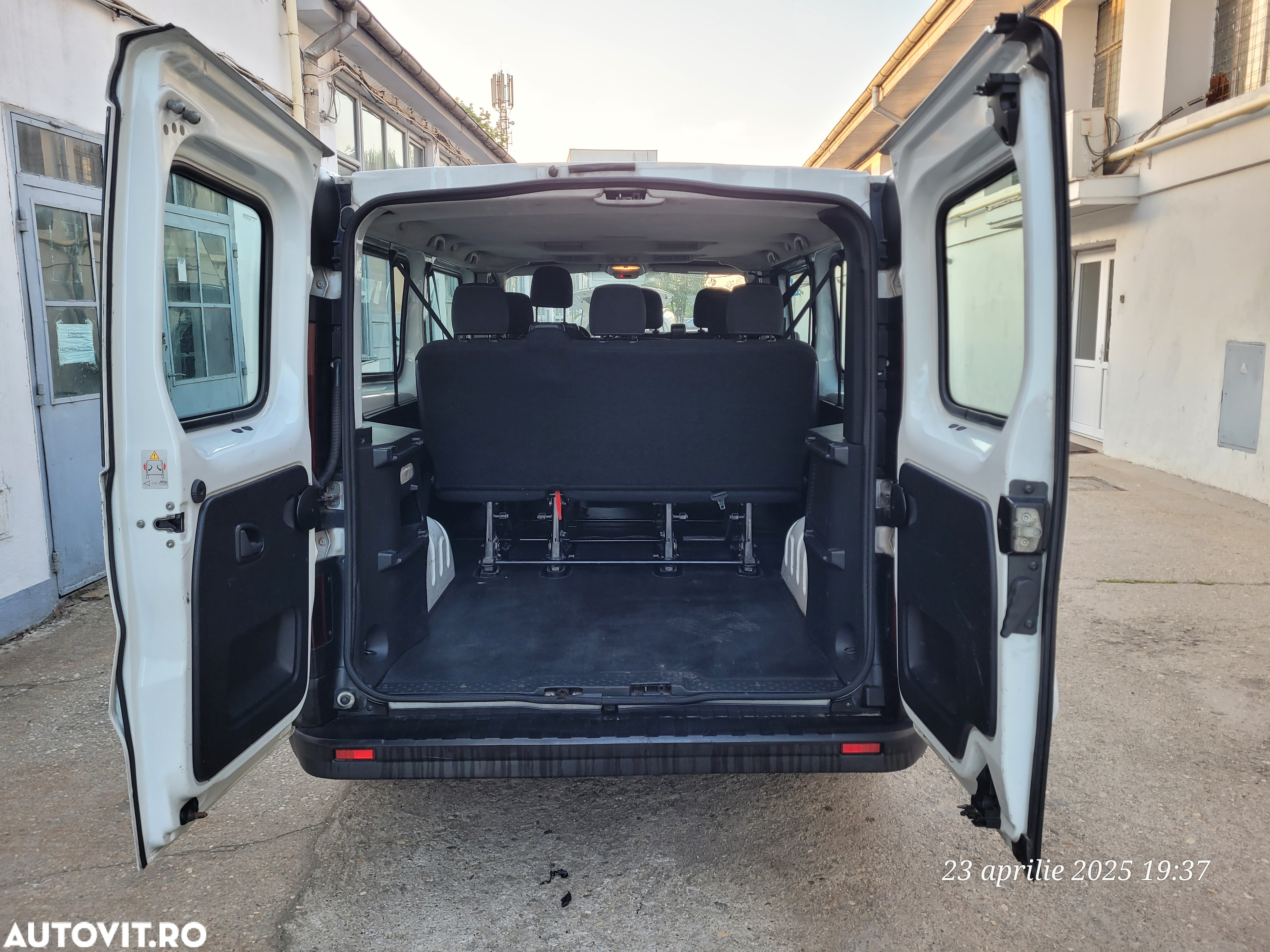 Renault Trafic Combi L2H1 1.6 dCi TT 145 7+1 Expression Plus - 7