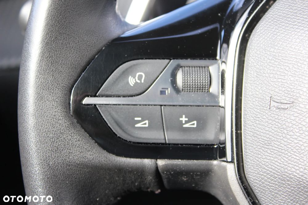 Peugeot 2008 1.5 BlueHDi Allure S&S EAT8 - 16