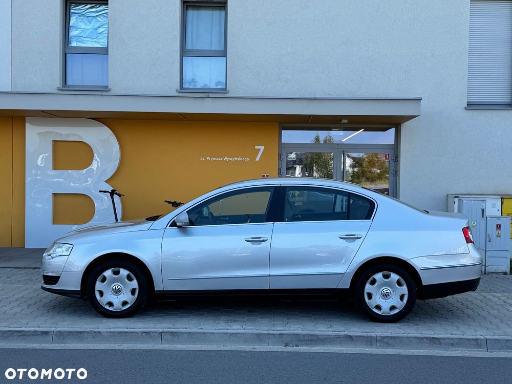 Volkswagen Passat 1.6 FSI Highline - 2