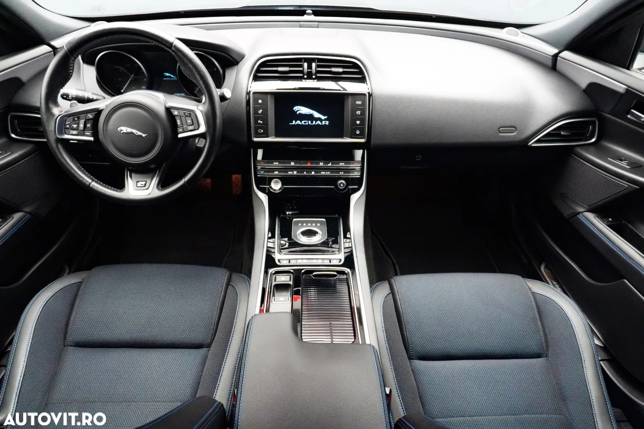 Jaguar XE 2.0 R-Sport - 8