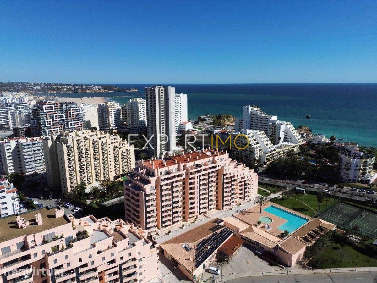 Apartamento T2 a 300m da Praia da Rocha com garagem e piscina