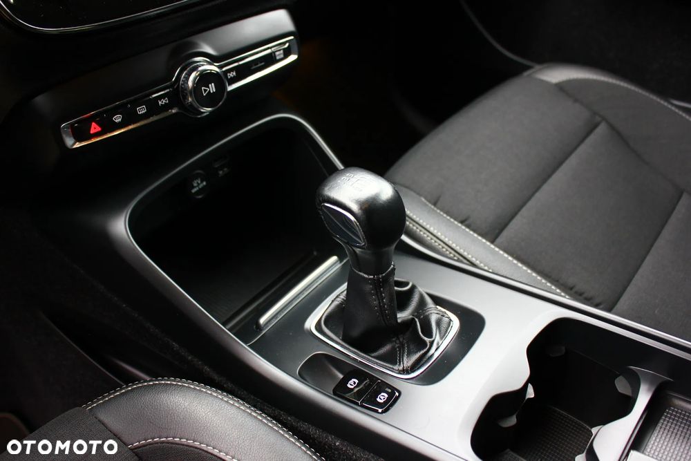 Volvo XC 40 T3 Momentum Pro - 28