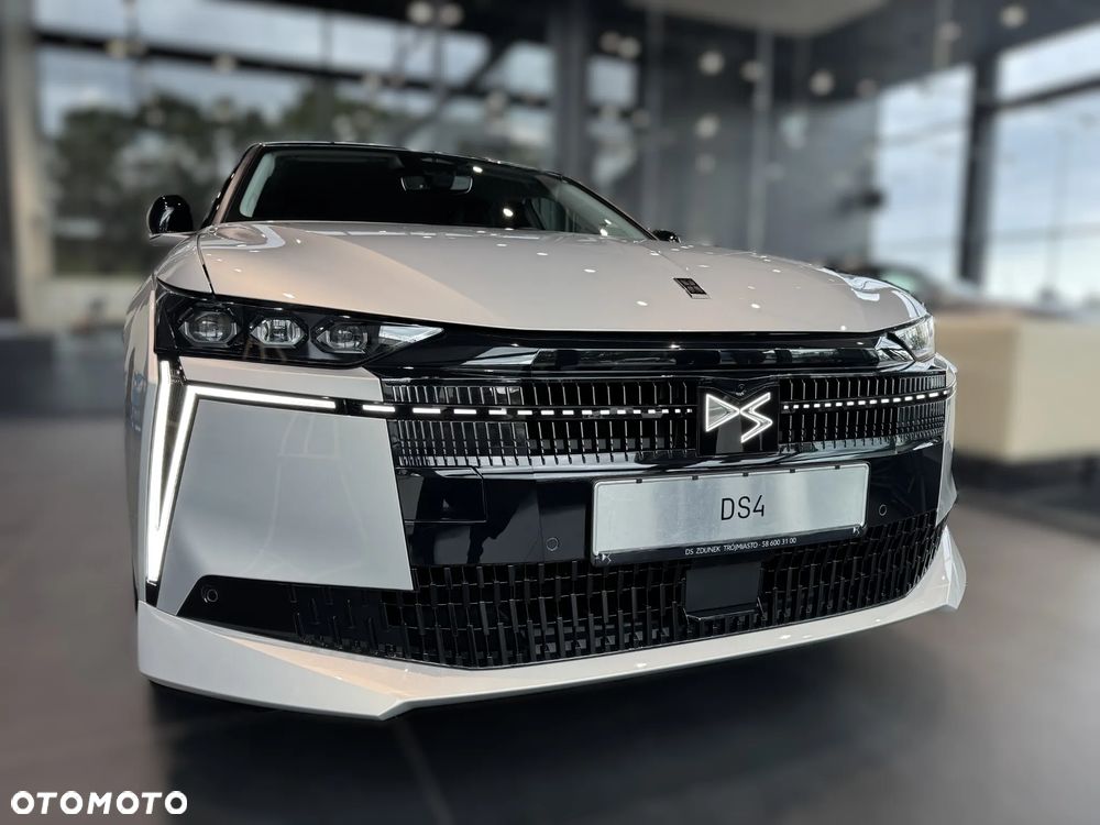 DS Automobiles N°4 1.2 mHEV Étoile Alcantara eDCS6 - 6