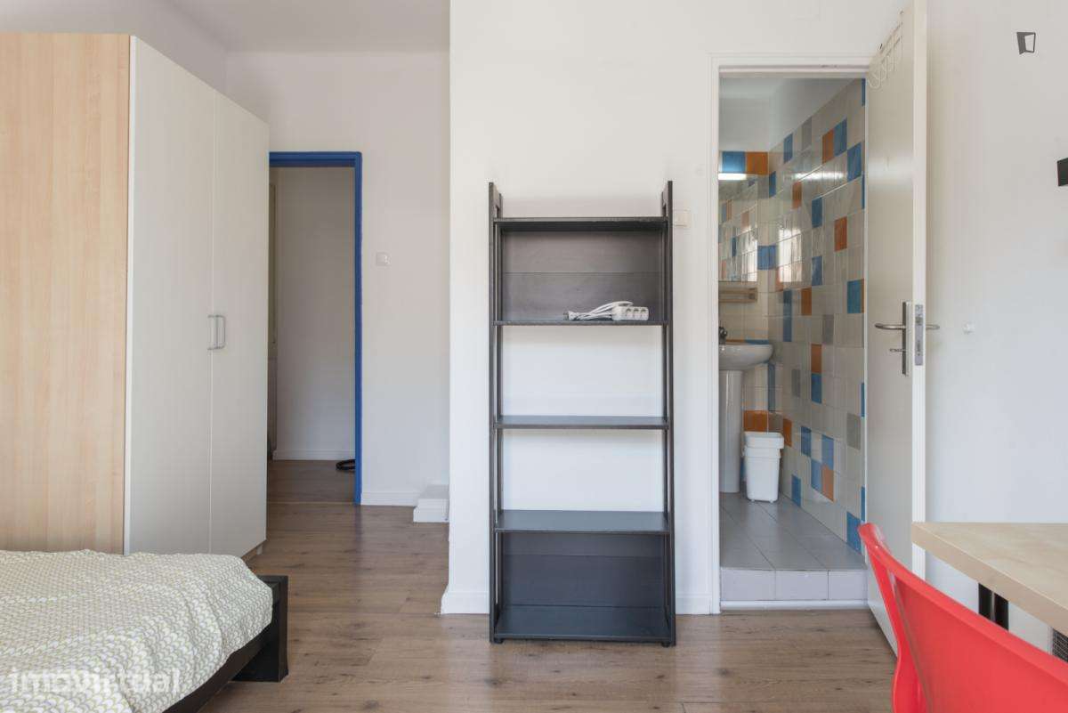 Quarto - localizado em Intendente Lisbon - Grande imagem: 3/22