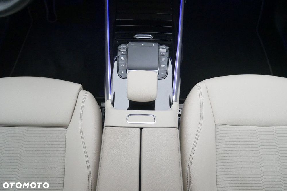 Mercedes-Benz GLB - 11