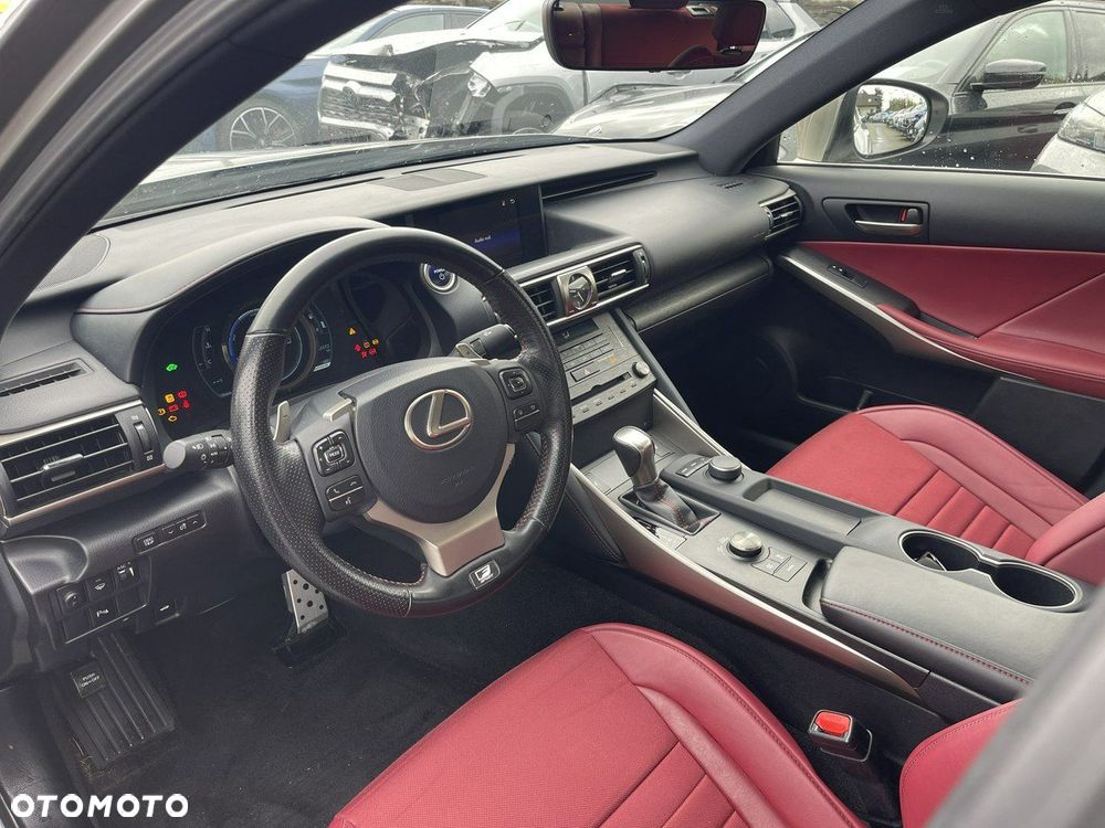 Lexus IS 300h F Sport Edition - 8