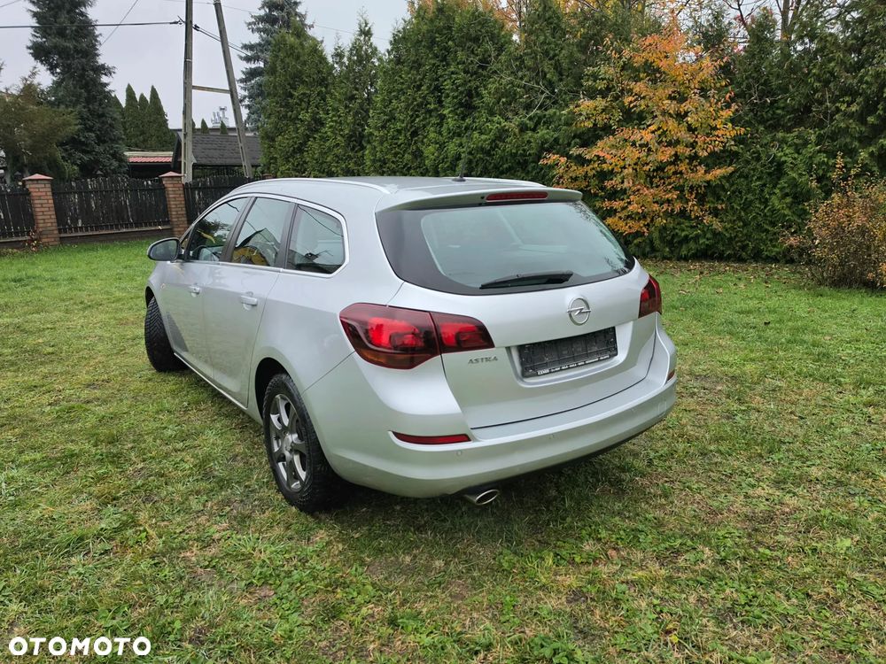 Opel Astra 2011 photo 3