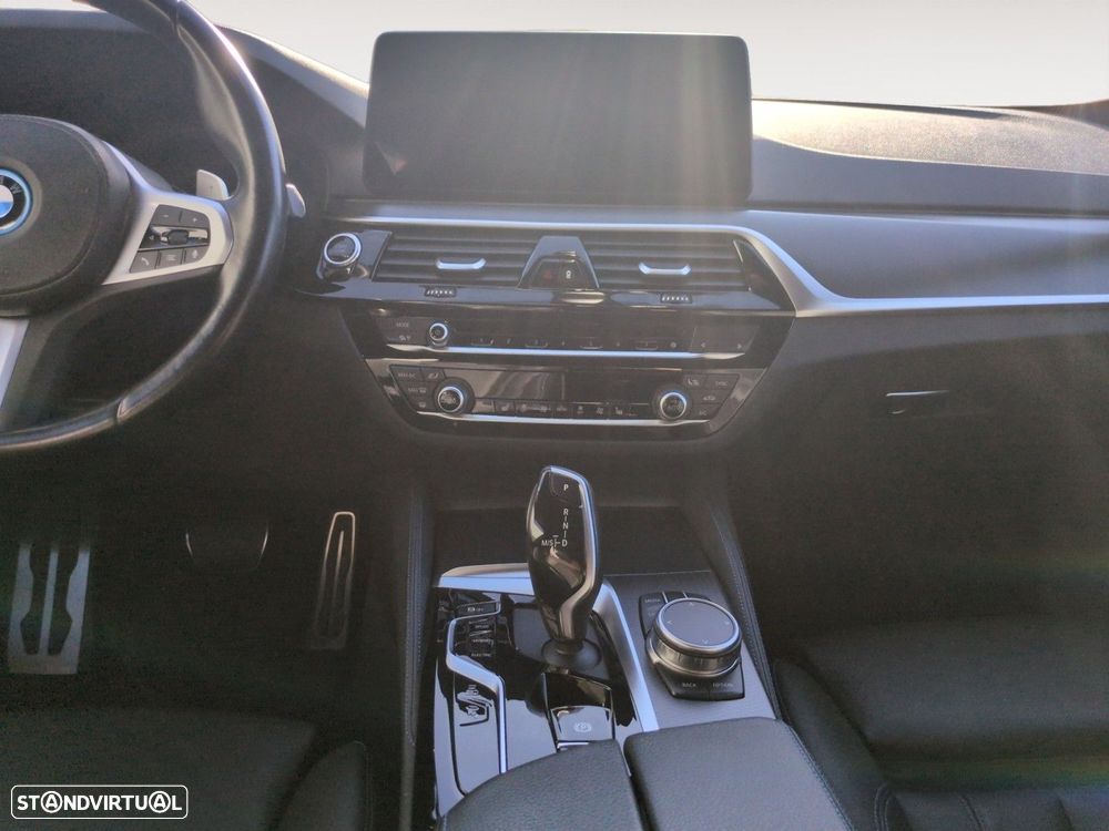 BMW 530 e Pack Desportivo M - 11