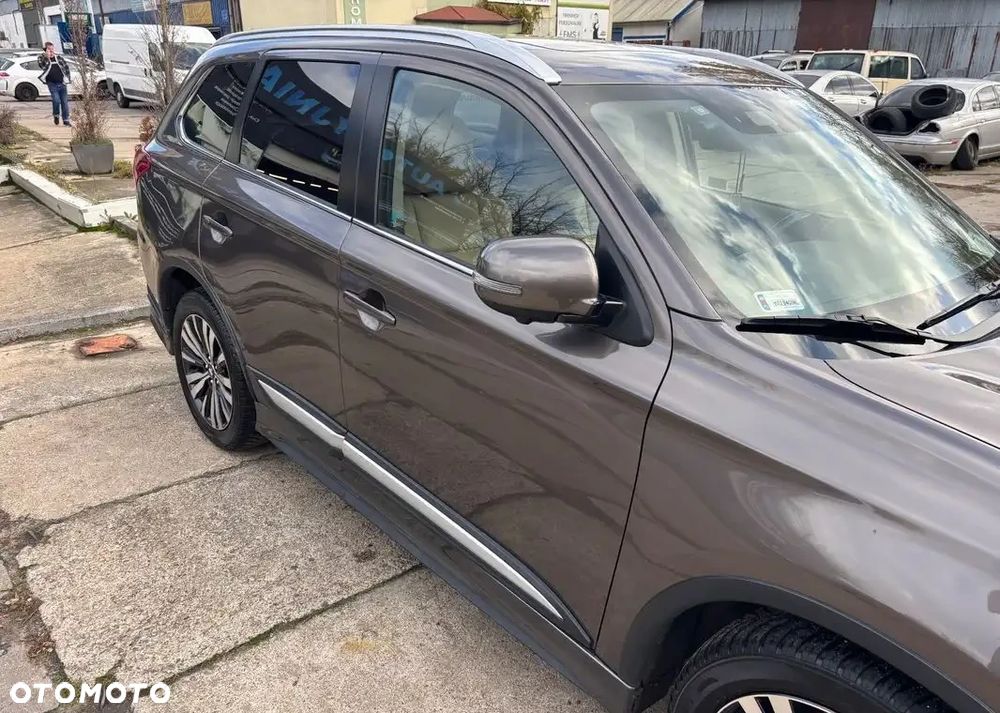 Mitsubishi Outlander - 2