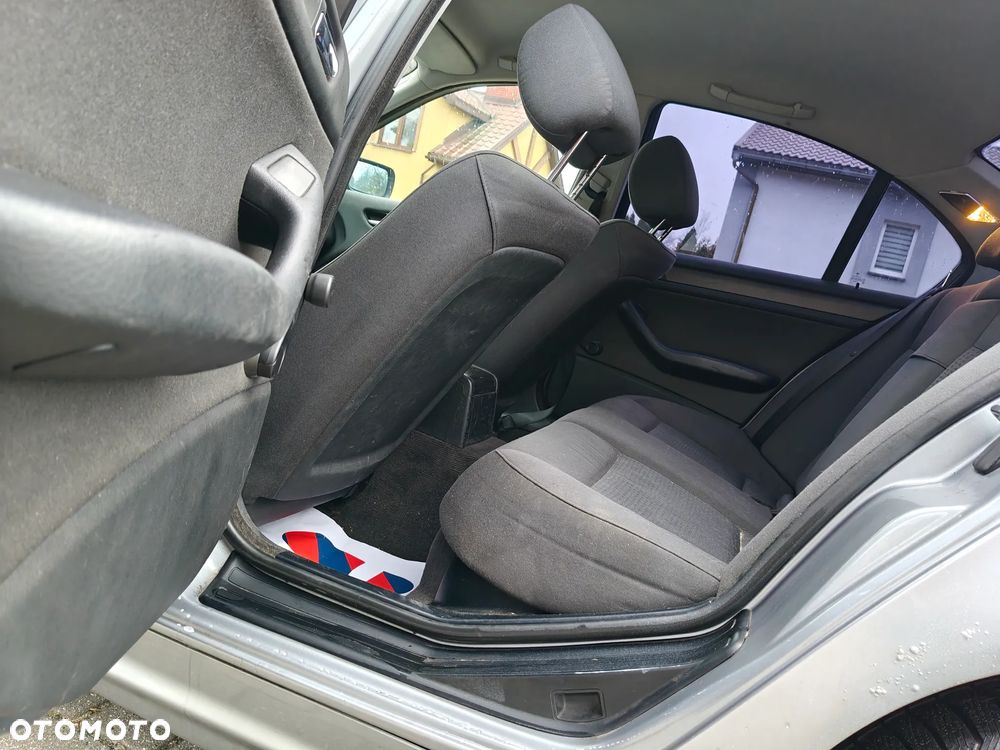 BMW Seria 3 318i - 11