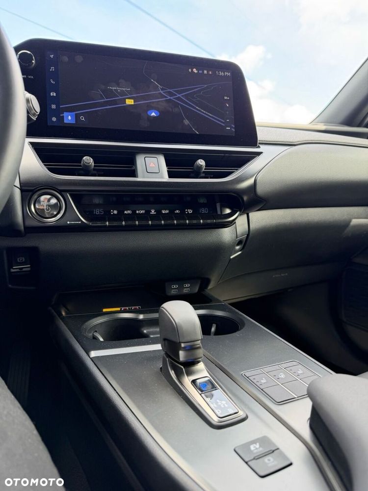 Lexus UX 300h F Sport Design - 12